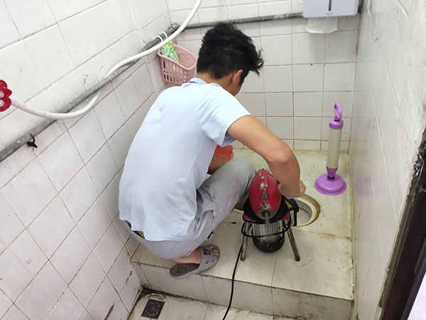 和政管道堵塞冒臭气 专业师傅现场解决问题