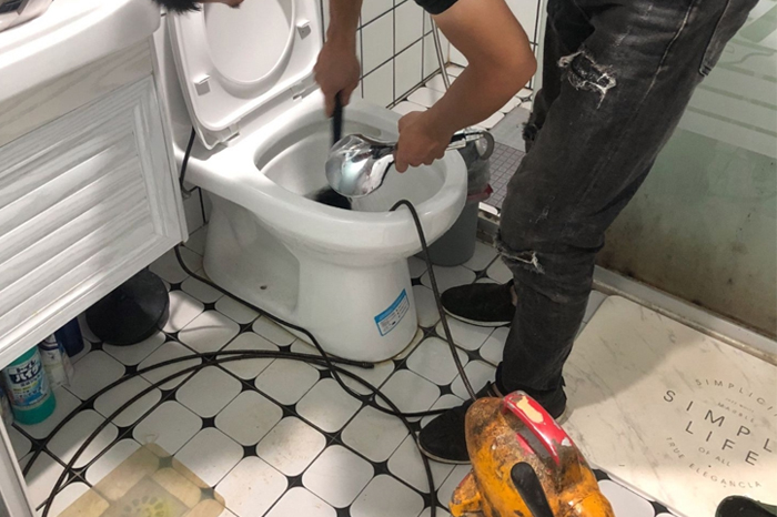 和政马桶堵塞自己疏通还是找师傅？专业上门服务让你省时更省心